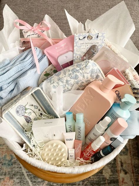 Girly Christmas Gifts, Best Gift Baskets, Birthday Presents For Friends, Preppy Gifts, Birthday Basket, Cute Birthday Ideas, Cute Gifts For Friends, Diy Birthday Gifts For Friends, Birthday Gift Baskets