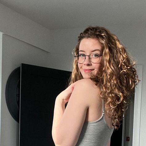 Jo Munroe on Instagram: "I’m gonna be honest… I think this dress might be worth the hype. What do you think?" Nepali Girl, Scammer Pictures, New Photo Download, Photo Download, The Hype, Photo To Video, Be Honest, Passport Holder, You Think