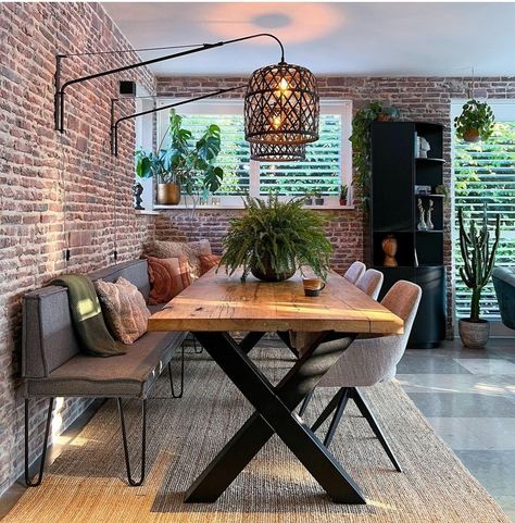 Dining Room Accent Wall Brick, Dining Room Wall Brick, Dining Room Brick Wall, Industrial Living Room Brick Wall, Wooden Dining Table Brick Wall, Boho Style House, Kitchen Loft, Elegant Kitchen Design, Cute Living Room