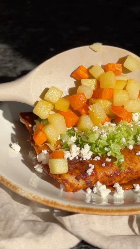 Enchiladas mineras 🌶️ que buenos recuerdos me trajo prepararlas, riquísimas sin duda y creo que me quedaron muy bien. De chiles secos utilicé chile gusanillo y chile pasilla. Pueden utilizar lo que tengan en sus casas #chefanacasanova #enchiladasmineras #salsa | Casanova cooks | Enchiladas Mineras, Chile Pasilla, Mexican Food Recipes, Cooking Recipes