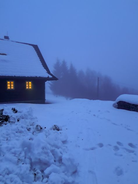 Cottage Winter Aesthetic, Snowy House Aesthetic, Winter Cottagecore Aesthetic, Snowy Day Aesthetic Cozy, Cozy Winter Cottage, Snow Cottage Aesthetic, Snowy Cottage Aesthetic, Cabin Snow Aesthetic, Cabin Snow