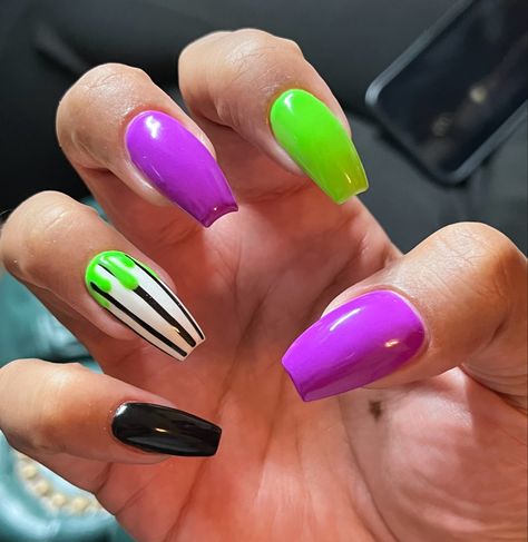 Halloween Nails Multicolor, Cute Gel Nails Halloween, Gel Polish Halloween Nails, Beetlejuice Nails Acrylic Coffin, Halloween Nails Green Purple Orange Black, Halloween Nail Designs Beetlejuice, Battle Juice Nails, Beetlejuice Toenails, Halloween Nails Colorful