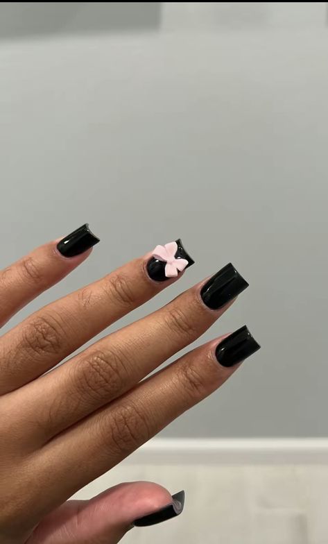 Last Minute Nail Ideas, Short Black Nail Ideas Acrylic, Diy Nail Polish Designs Easy, Nail Announcement, Short Nail Design Black Women, Nail Ideas No Design, White Nail Black Design, Beginner Nail Designs Square, Thumb Nail Art Design