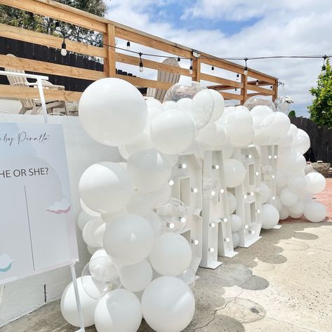 Gender Reveal || He or She || Baby Peralta ☁️🫧 • Welcome to the Gender Reveal of Baby Peralta 05.26.24 ☁️ Felicidades a los papás 🤍 Muchas Gracias @yesiigzmn 🫶🏻 #revealgender #genderreveal #genderrevealparty #decorationgenderrevealparty #revelaciondesexo #revealgenderparty #revealgenderparty💗💙 #babygirl #babyboy #heorshe #heorshereveal #partyreveal Gender Reveal Ideas White, Luxury Gender Reveal, All White Gender Reveal Party, White Gender Reveal Party, Classy Gender Reveal, White Gender Reveal, Gender Reveal Balloons, Gender Party, Gender Reveal Decorations