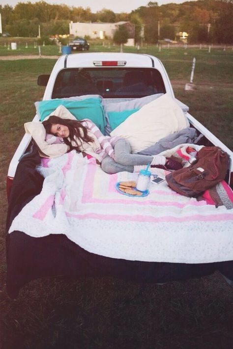 Sleepin in the back of a truck star gazing Truck Bed Date, Cute Dates, Drive In Movie Theater, Dream Dates, Cute Date Ideas, Dream Date, Cute Date, Pick Up Truck, Romantic Ideas