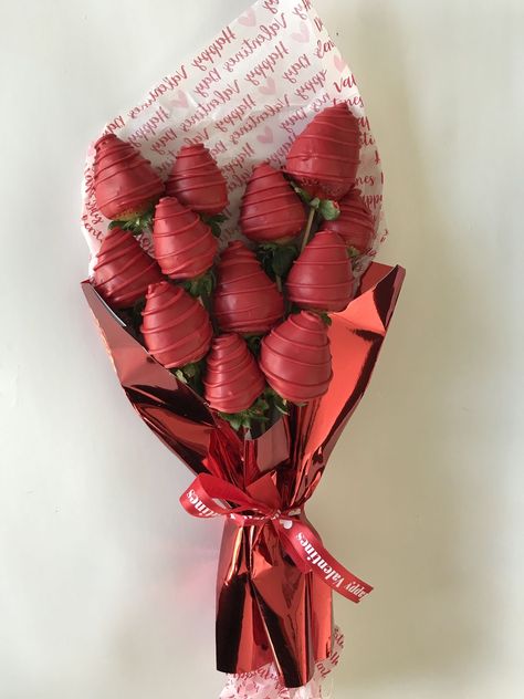 Bouquet Of Chocolate Strawberries, Bouquet Strawberries Chocolate, Valentine’s Day Things To Sell, Strawberry Bouquet Valentines, Mini Strawberry Bouquet, Bouquet Of Strawberries, Valentines Strawberry Ideas, Valentine’s Day Dipped Strawberries, Small Strawberry Bouquet