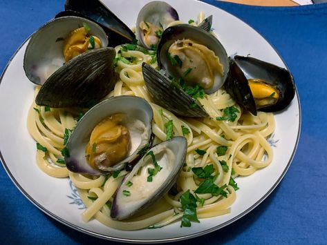 Linguine with Mussels and Clams: Easy and Elegant - mezze & tapas Antipasto Salad, Pasta Pot, Dairy Free Eggs, Linguine, Breakfast Dessert, Meat Free, Dessert Drinks, Easy Delicious, Weeknight Dinner