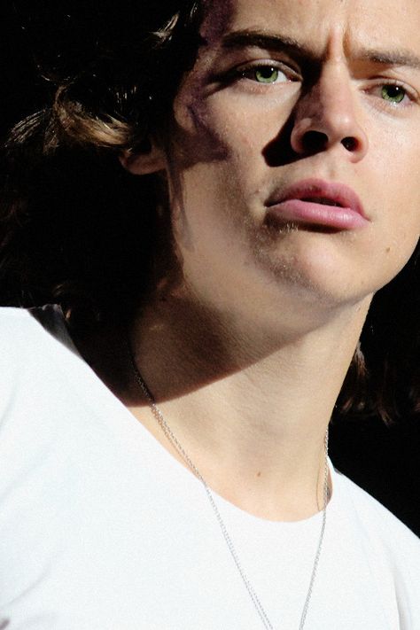 Lip Pictures, Harry Styles 2015, Harry Styles Photoshoot, Harry Styles Face, Prince Hair, Harry Styles Gif, Harry Styles 2013, Red Eye Makeup, Harry Styles Hot