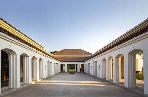 Hotel at Bodhgaya / SJK Architects | ArchDaily New Classic Architecture, Arch Facade, Buddhist Architecture, Neoclassical House, Architecture Firms, Brick Detail, Asian Paints, Concrete Steps, The Cloisters