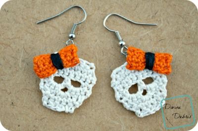 Sally Skulls Earrings: a free crochet pattern by DivineDebris.com Crochet Jewlery, Crochet Skull, Crochet Jewelry Patterns, Crochet Earrings Pattern, Halloween Crochet Patterns, Crochet Fall, Holiday Crochet, Halloween Crochet, Skull Earrings