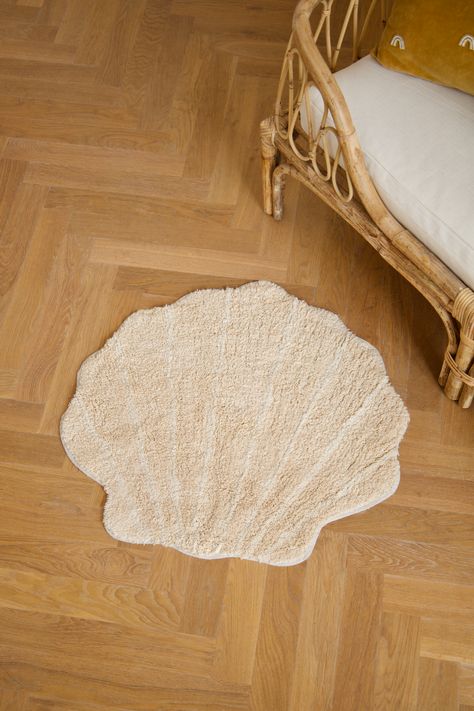 Shell Bedroom Ideas, Bath Mat Aesthetic, Cute Bedroom Rugs, Shell Room Decor, Beachy Bathroom Coastal Style, Beachy Aesthetic Room, Beach Bedroom Aesthetic, Boho Beach Room, Beach Boho Bedroom