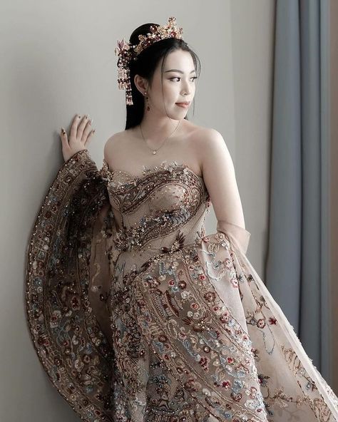 Wedding gown & Cheongsam (@alethea_official.id) • Instagram photos and videos Chinese Modern Wedding Dress, Sangjit Cheongsam, Cheongsam Modern Wedding, Wedding Dresses Chinese, Sangjit Dress, Qipao Gown, Cheongsam Wedding, Wedding Cheongsam, Pattern Clothes