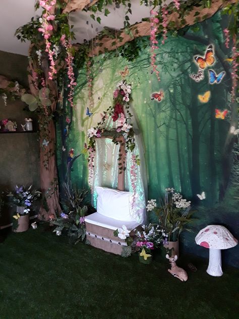 Enchanted fairy garden photo booth Fairy Garden 15 Theme, Enchanted Forest Backdrop Photo Booths, Fairy Photo Booth, Garden Theme Backdrop Ideas, Fairy Decorations Party Enchanted Garden, Whimsical Fairy Decor, Fairy Set Design, Fairy Garden Classroom, Tinkerbell Theme Party Decoration