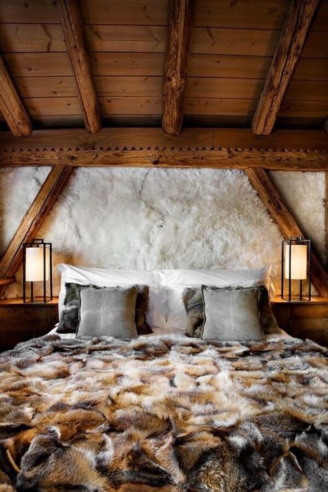 Ski Cabin Decorating Ideas, Chalet Modern, Chalet Bedroom, English Room, Chalet Style, Ski Chalet, Cabin Life, Rustic Bedroom, Cabins In The Woods