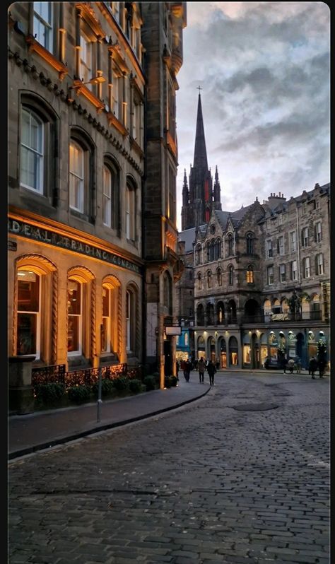 Edinburgh City Aesthetic, Edinburgh Scotland Autumn, Edinburgh Aesthetic Dark, Edinburgh October, Edinburgh Fall, Edinburgh Wallpaper, Edinburgh Scotland Photography, Edinburgh Summer, Edinburgh Scotland Aesthetic