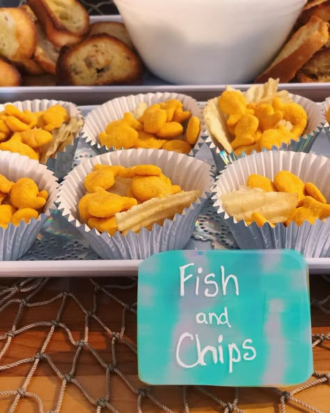 Pool Party Snacks, Mermaid Birthday Party Food, Mermaid Pool Party, Mermaid Party Food, Chips Food, Pool Party Cakes, Mermaid Pool Parties, Pool Party Food, Fish Snacks