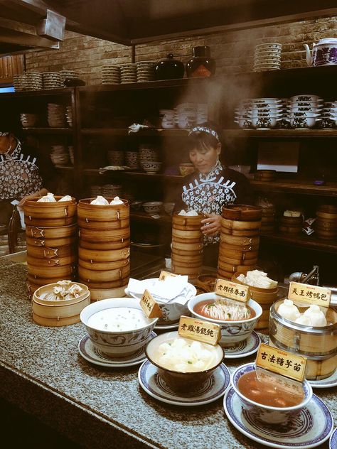 Ancient Chinese Restaurant, Dimsum Restaurant Design, China Street Food, Dumpling Restaurant, Street Food Restaurant, Chinese Street Food, Restaurant China, Old Shanghai, Chinese Restaurants