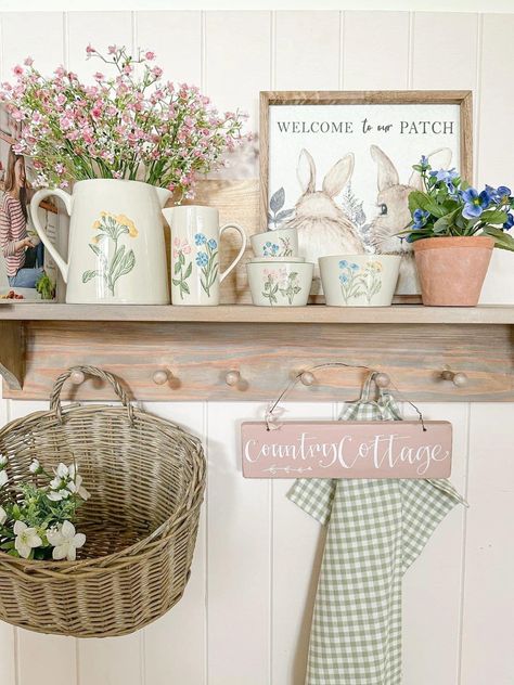 Cottage Decoration Ideas, Country Style Farmhouse, Farmhouse Decorating Ideas, Vintage Country Style, Simple Cottage, Cottagecore Home, Farmhouse Decorating, Pampered Pooch, Decoration Tips