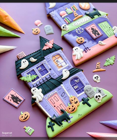 Haunted House Cookies, Halloween Icing, House Cookies, Cookie Videos, Bakery Packaging, Cookie Cups, Día De Muertos, Halloween Cakes, New Class