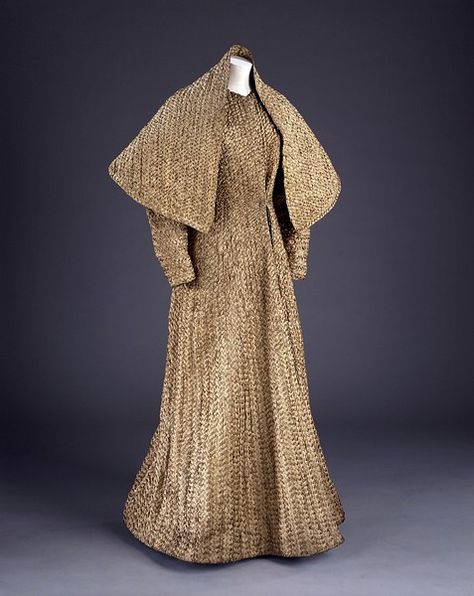 Coat (part of evening ensemble), c. 1937, Else Schiaparelli. Victoria and Albert Museum Hunger Games Costume, Toni Stark, Deco Fashion, 30s Fashion, Elsa Schiaparelli, 1930s Fashion, Old Fashion, Italian Fashion Designers, Mode Vintage