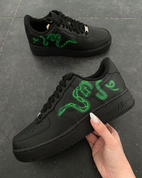 Slytherin Air Force 1 Custom Check more at https://danielcustoms.com/product/slytherin-air-force-1-custom-2/ Nike Air Force 1 Custom Black, Slytherin Outfit Men, Slytherin Painting, Black Shoes Custom, Slytherin Shoes, Air Force 1 Noir, Air Force Custom, Harry Potter Shoes, Slytherin Clothes