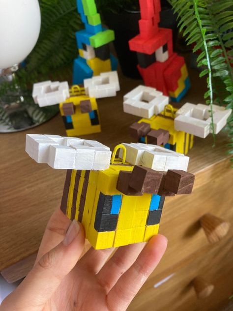 Minecraft Wooden Cube Diy, Minecraft Bee Wooden Blocks, Minecraft Wooden Cube Art, Minecraft Flower Wood Blocks, Wooden Block Minecraft, Minecraft Flowers Wooden Blocks, Minecraft Cube Art, Minecraft Wooden Block Crafts, Wooden Cube Crafts