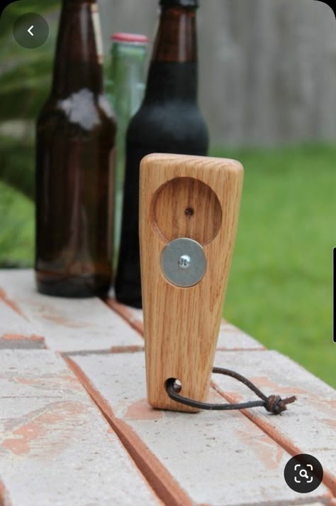 Bottle Opener Design, Red Oak Wood, Wooden Bottle Opener, Beer Bottles, Diy Holz, Wooden Projects, Small Wood Projects, Bottle Openers, Easy Woodworking Projects