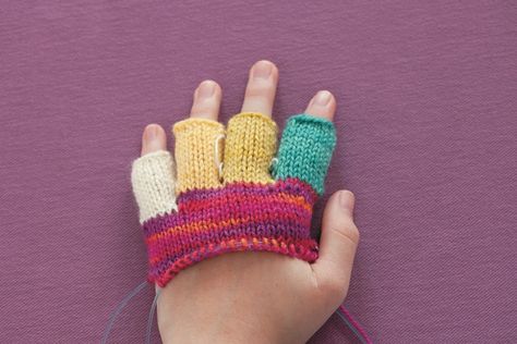 Crochet Finger Gloves, Fingerless Gloves Knitted Pattern, Knitted Tea Cosies, Half Finger Gloves, The Mitten, Knit Ideas, Gloves Pattern, Fingerless Mitts, Finger Knitting