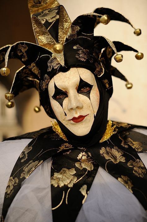 Venice Carnival Costumes Diy, Venice Carnival Aesthetic, Venetian Clown, Venice Mask Carnival, Venetian Jester, Italian Masquerade, Carnaval Mask, Jester Halloween, Harlequin Mask