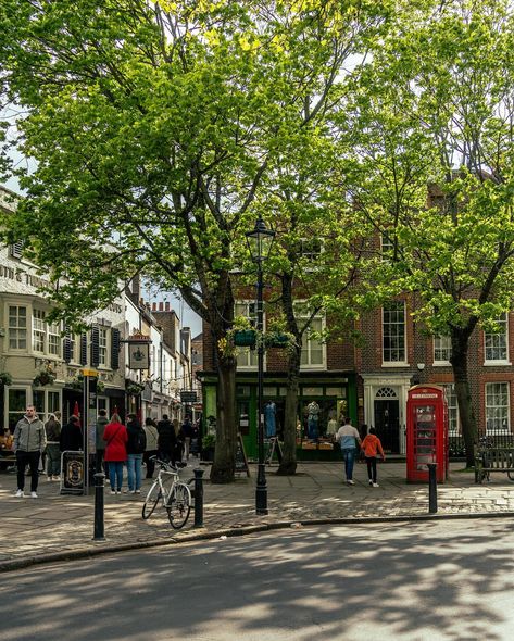 Prettiest neighbourhood in London? I might be biased but Richmond is definitely one of the prettiest, plus there are not many places where you bump into 🦌🦌 on your morning run 🏃😅 #prettycitylondon #loverichmond #richmondpark Richmond London Houses, Life In England, Richmond London Aesthetic, London City Aesthetic, Life In Uk, Flats In London, Living In London Aesthetic, London In Summer, London Life Aesthetic