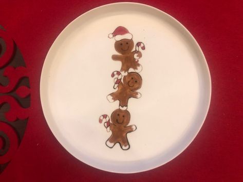 Christmas Pottery Painting Plate, Christmas Plate Pottery Painting, Christmas Pottery Plate, Christmas Plate Ideas Pottery Painting, Christmas Ceramic Painting Ideas, Christmas Pottery Ideas Ceramics Plates, Christmas Painted Pottery, Christmas Plate Painting, Ceramic Painting Christmas