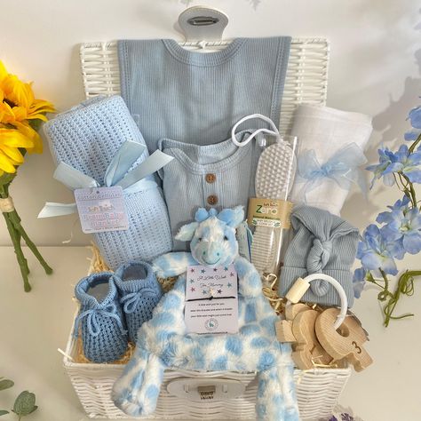 Super cute baby boy hamper 🤍 www.pinkandbluehampers.co.uk 🤍 Baby Hamper Ideas, Hampers Bayi, Baby Hampers Packaging, New Born Baby Boy Gift Packing, Baby Boy Hampers, Newborn Hamper, Birth Announcement Gift Hampers, Baby Boy Hamper, Hamper Ideas