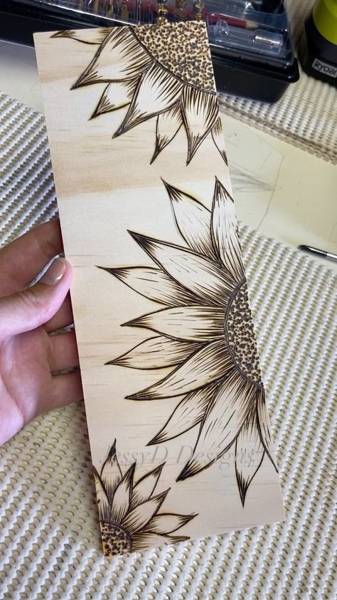 Flowers Wood Burning, Pyrography Beginners, Sunflower Pyrography, Easy Wood Burning Ideas For Beginners, Wood Burning Flowers, Sunflower Wood Burning, Cute Art Ideas, Wood Burning Designs, Christian Gifts Diy