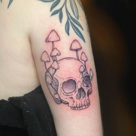 Skull With Mushrooms, Maching Tattoos, Mushrooms Growing, Mushroom Tattoo, Mama Tried, Tattoo Shading, Mushroom Tattoos, Space Tattoo, Time Tattoos