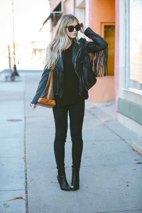 24 Outfit Ideas With Fringed Jackets 2022 Fringe Jacket Outfit, Ankle Boots With Jeans, Wilde Westen, Fringe Leather Jacket, Trendy Fall Outfits, Fringe Jacket, Jacket Outfit, Autumn Fashion Casual, Trendy Fall