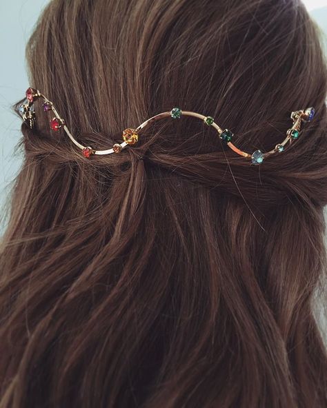 Hairstyle Headband, Lelet Ny, Hair Style On Saree, Hair Acessories, Creative Hairstyles, Modern Hairstyles, Flower Clip, Pretty Jewellery, Jewelry Patterns