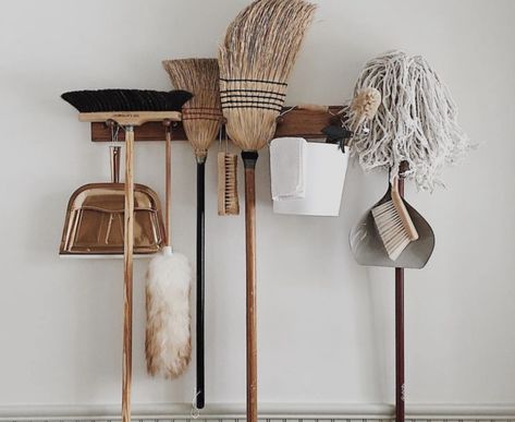 Cleaning Aesthetic, Spring Cleaning Tips, Cleaning Crew, Zero Waste Lifestyle, Zero Waste Living, Eco Living, Decoration Inspiration, Brooms, Cheap Decor