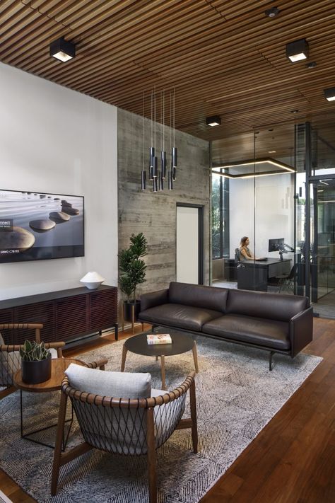 Casual Office Design, Industrial Office Lounge Area, Industrial Office Lobby, Industrial Corporate Office, Commercial Office Space Design, Industrial Office Space Design, Cool Office Conference Rooms, Lounge Office Room Ideas, Modern Industrial Office Space