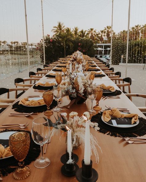 Black White And Amber Wedding, Black And Orange Table Decor, Brown Dinner Party Decor, Black And Brown Table Setting, Shades Of Brown Dinner Party, Black And Copper Wedding Table Settings, Black And Amber Wedding, Amber Table Setting, Wedding Dinner Table Setting