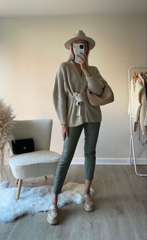 Beige Loafers Outfit Women, Beige Loafers Outfit, Platform Loafers Outfit, Loafers Outfit Women, Moccasins Outfit, Loafer Outfits, Loafers Outfit, Beige Outfit, Casual Outfit Inspiration