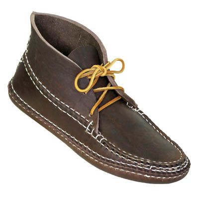 Arrow Moccasins: from a small, family company in Hudson, Massachusetts, who hand-make each pair cheaper than many designer brands trying to imitate the rugged aspects of the real thing. Mens Moccasins Boots, Moccasins Boots, Olive Shoes, Sitka Gear, Mens Casual Leather Shoes, Clarks Wallabees, Merino Wool Socks, Kicks Shoes, Pattern Shoes