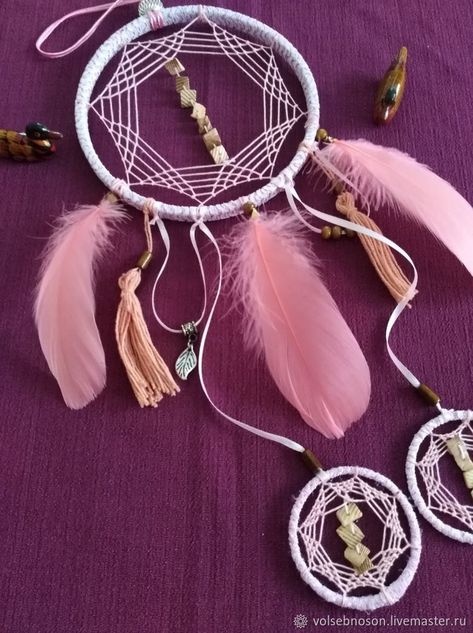 Homemade Dream Catchers, Atrapasueños Diy, Diy Dream Catcher Tutorial, Dream Catcher Tutorial, Dream Catcher Patterns, Dreamcatcher Design, Dream Catcher Decor, Macrame Dream Catcher, Rainbow Toy