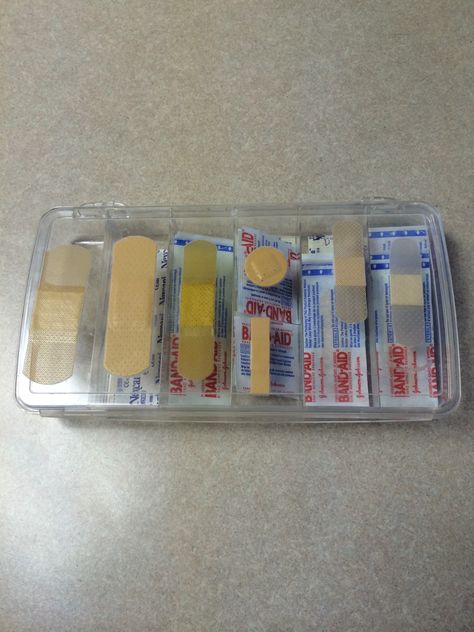 Organizing band aids by size in a divided clear box. Family and friends will know where  to find the correct size by the displayed band aid on top. Where To Store Extra Blankets, Small Room Organizing Ideas, Bandage Organization, Organize First Aid Supplies, Band Aid Storage Ideas, Band Aid Storage, Band Aid Organization, Home First Aid Kit Organization, First Aid Organization Storage