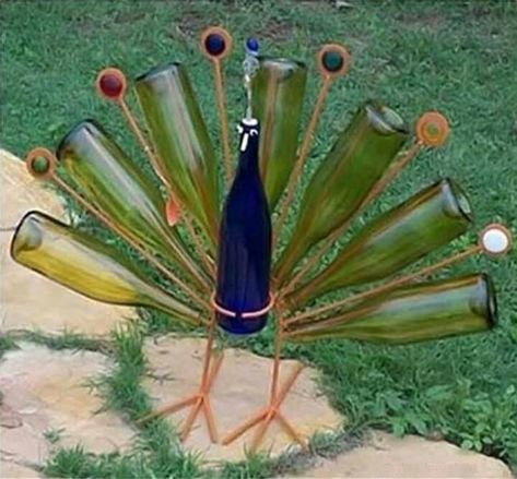 Wine Bottle Peacock Yard Art Hantverk Diy, Bottle Trees, Bottle Tree, Diy Outdoor Decor, Have Inspiration, Diy Yard, Garden Care, Wine Bottle Crafts, Garden Crafts