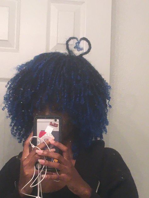 Blue Highlights Black Women, Skunk Curly Hair Aesthetic, Blue Curls, Skunk Strip 4c Hair, Blue Curly Hair Black Women, Dark Blue 4c Hair, Blue Tip Locs, Blue Afro, Blue Black 4c Hair