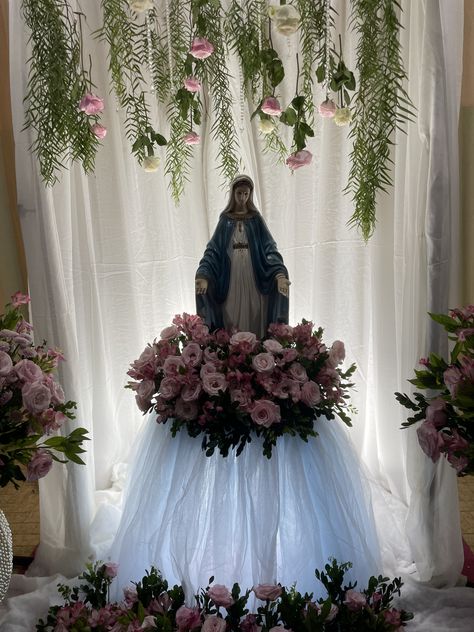 Mother Mary Decoration Ideas, Altar Para La Virgen Ideas En Casa, Altar Decorations Church, Nativity Scene Pictures, Christmas Crib Ideas, Christmas Tree Village Display, Home Altar Catholic, Church Christmas Decorations, Church Altar Decorations