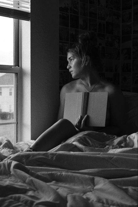 Book Self Portrait Photography, Book Boudiour Photo Ideas, Indoor Bedroom Photoshoot, Photoshoot In Bedroom Ideas, Risque Photo Shoot Ideas, Bordour Pics At Home, Intimate Portrait Ideas, Intimate Photo Shoot Ideas Bedroom, Budoir Photography Home