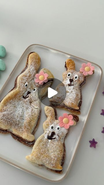 44K views · 2.2K likes | Míriam Prat on Instagram: "🥚CONEJOS PASCUA 🐰🐰🥚🐣

Aquí os traigo un postre o merienda para hacer con los peques estos días. ¡Son superfáciles de hacer y mirad qué cukis quedan! 

¡Guarda la receta que no se te pierda! 

🫶 Ingredientes:

- 2 láminas de hojaldre. 
- Crema de chocolate. 
- 1 huevo.
- Azúcar glass. 

🐣 Precalienta el horno a 200ºC. Cubre una lámina de hojaldre con crema de chocolate y pon otra lámina encima. 
Con la ayuda de un molde o a mano alzada, corta formas de conejo. Píntalas con huevo y hornea 10 min a 200 grados. ¡Y listo 😍🫶! Ya tienes tus conejitos preparados. ¡A los peques les va a encantar! 

¡A disfrutar! 

¡Dale al 💖 si te ha gustado la idea! 

#recetas #recetasfaciles #recetahojaldre #meriendas #meriendasniños #recetaniños #rece 50k Views, Easter, On Instagram