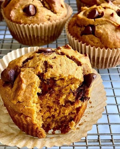 These One Point healthy pumpkin chocolate chip muffins are made with whole grains, and are perfect for breakfast, afternoon snacking or dessert! This is very delicius <3 <3 1-2 PersonalPoints™ for one muffin Nutrition Information:Amount Per Serving: CALORIES: 72TOTAL FAT: 2gSATURATED FAT: 1gTRANS FAT: 0gUNSATURATED FAT: 0gCHOLESTEROL: 16mgSODIUM: 111mgCARBOHYDRATES: 11gNET CARBOHYDRATES: 8gFIBER: 3gSUGAR: 1gPROTEIN: 4g Ingredients Instructions Pumpkin Chocolate Chip Muffin Recipe, Weight Watchers Pumpkin, Banana Oatmeal Muffins, Savory Pumpkin Recipes, Pumpkin Chocolate Chip Muffins, Simple Muffin Recipe, Pumpkin Desserts, Pumpkin Chocolate Chip, Oatmeal Muffins