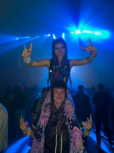 Rave Core Aesthetic, Rave Poses, Couples Rave Outfits, Rave Essentials, Rave Photos, Rave Pictures, Rave Couple, Edc Mexico, Rave Bae